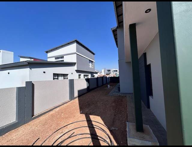 5 BEDROOM HOUSE FOR SALE IN SIX FOUNTAINS RESIDENTIAL ESTATE